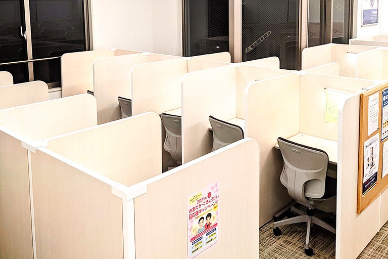 充実の学習環境:自習スペースは1人ひとり区切られた設計。しっかりと自分の勉強に集中できます!