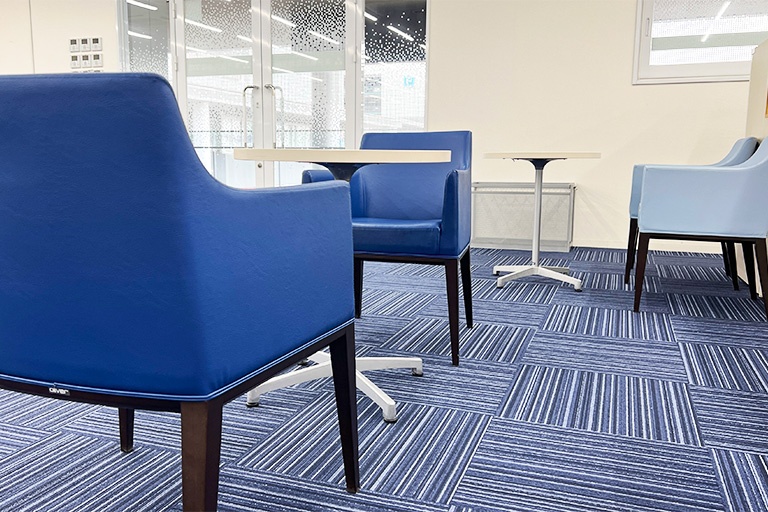 充実の学習環境:オープンな環境のフリースペース。お気軽にご質問・ご相談などをしていただけます。