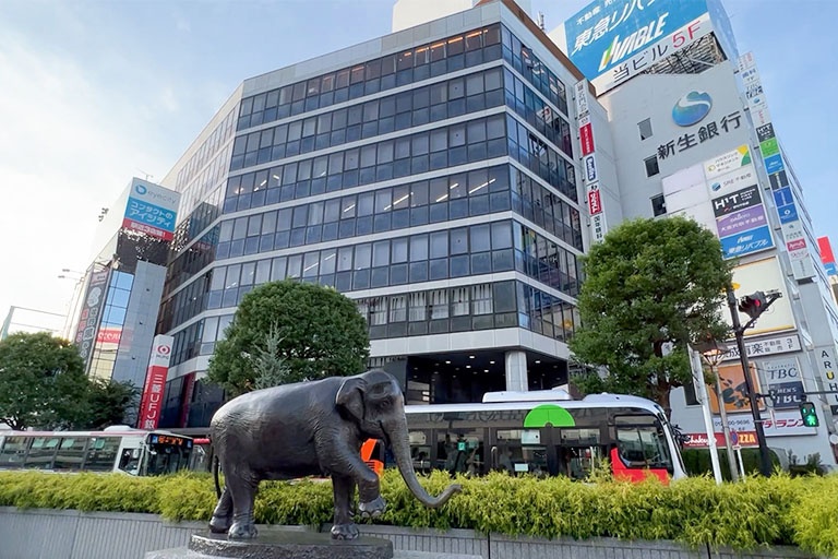 充実の学習環境:吉祥寺駅北口のロータリー向かい側(サンロード入口の向かって右側)にあるビルの6Fです。