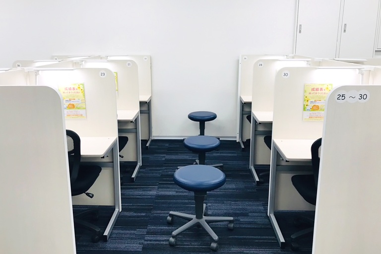 充実の学習環境:集中しやすいようパーテーションで区切られた授業ブース。