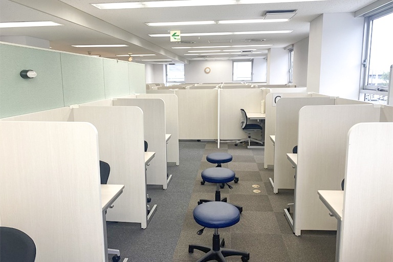 充実の学習環境:個別指導ブース。演習中も講師がいつも隣にいて、質問がしやすい環境です。