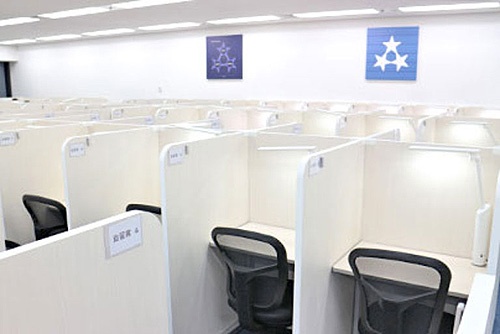 充実の学習環境:集中して学習に取り組める、一人ひとり区切られた自習席です。14:00~21:30までご利用いただけます(休校日を除く)