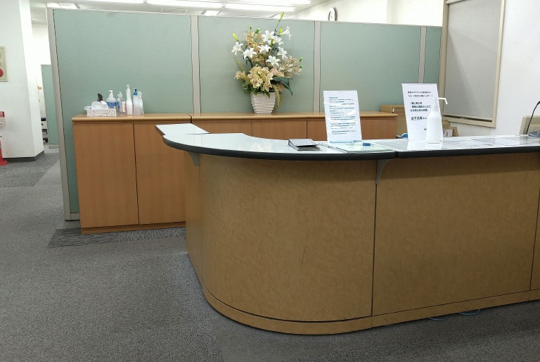 充実の学習環境:明るく清潔なエントランス。小さなことでもお気軽にご質問・ご相談ください。