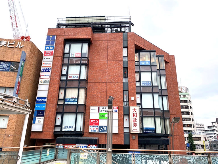 充実の学習環境:府中駅北口ぺデストリアンデッキから見える「TSUTAYA(府中駅前店)」の右隣にあるビルの3Fです。