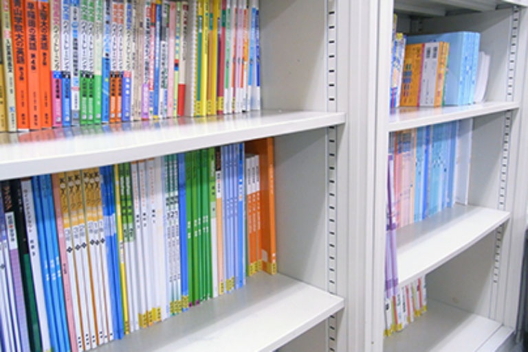 充実の学習環境:対応テキストは十分な種類・量を準備。お子さまの課題や目標に合わせて対応しています。