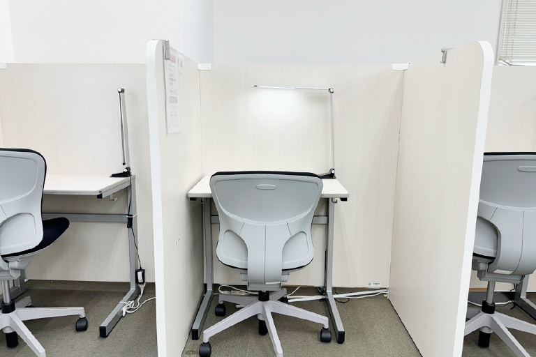 充実の学習環境:パーソナルに区切られた自習席。集中しやすいとご好評いただいています。