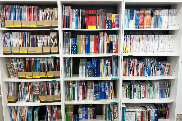 充実の学習環境:対応テキストは十分な種類・量を準備。お子さまの課題や目標に合わせて対応しています。