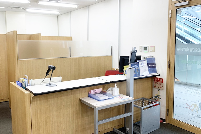 充実の学習環境:教室で何かわからないことがあれば、受付カウンターまでお気軽にご相談ください。