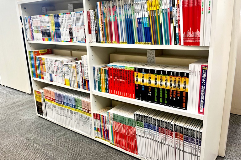 充実の学習環境:対応テキストは十分な種類・量を準備。お子さまの課題や目標に合わせて対応しています。