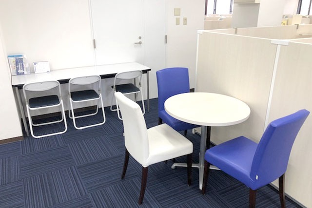 充実の学習環境:オープンな環境のフリースペース。お気軽にご質問・ご相談などをしていただけます。