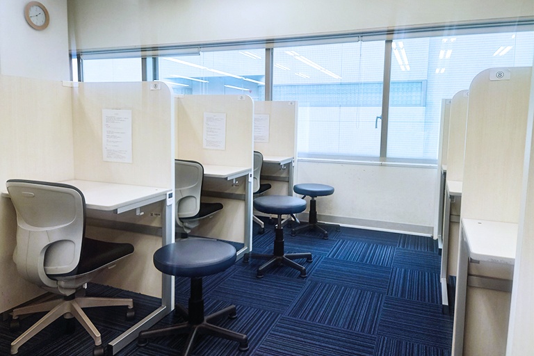 充実の学習環境:コーチが隣に座ってレッスンするので質問がしやすい環境です。