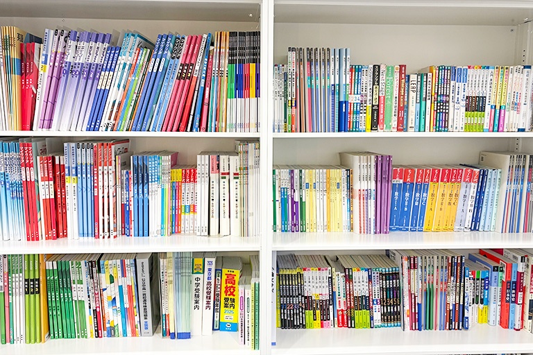 充実の学習環境:対応テキストは十分な種類・量を準備。お子さまの課題や目標に合わせて対応しています。