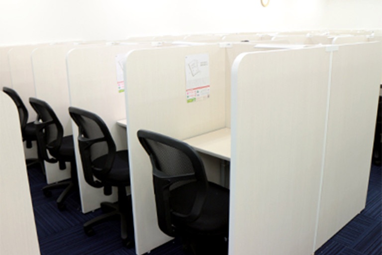 充実の学習環境:パーソナルに区切られた自習席。集中しやすいとご好評いただいています。