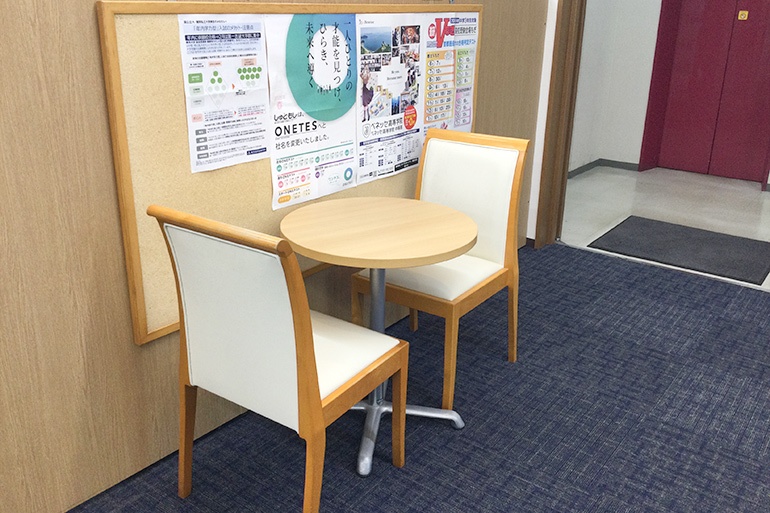 充実の学習環境:オープンな環境のフリースペース。お気軽にご質問・ご相談などをしていただけます。