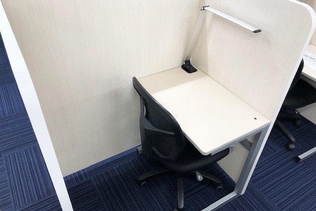 充実の学習環境:集中しやすいようパーテーションで区切られた授業ブース。