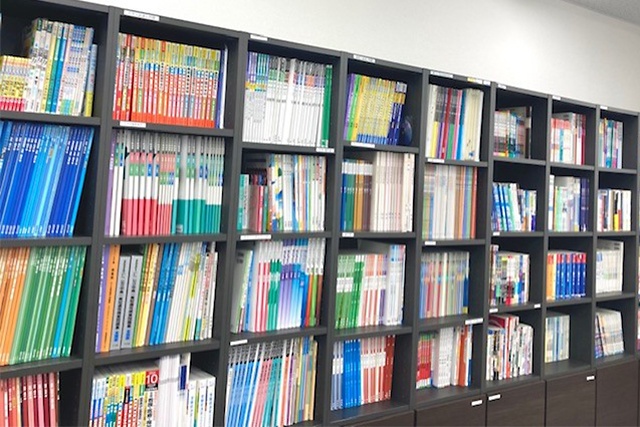 充実の学習環境:対応テキストは十分な種類・量を準備。お子さまの課題や目標に合わせて対応しています。