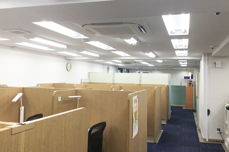 充実の学習環境:大倉山教室には授業ブースが多くありますので、大勢の生徒さんの指導が可能です。演習中も講師がいつも隣にいて、質問がしやすい環境です。