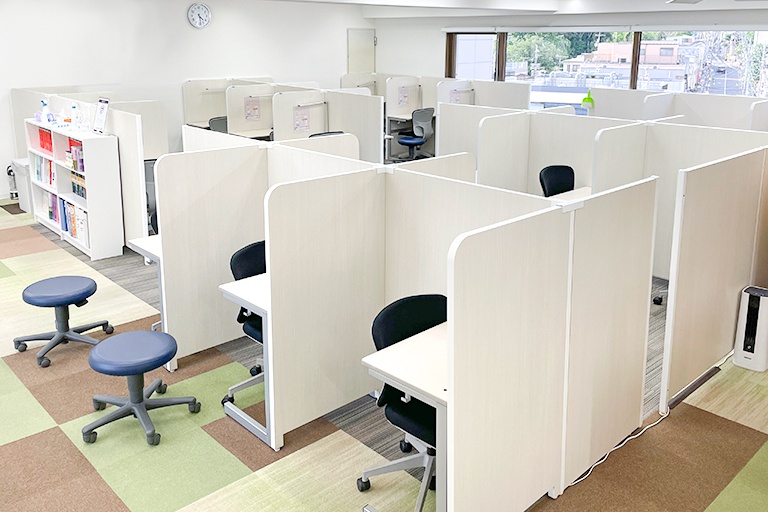 充実の学習環境:集中しやすいようパーテーションで区切られた授業ブース。