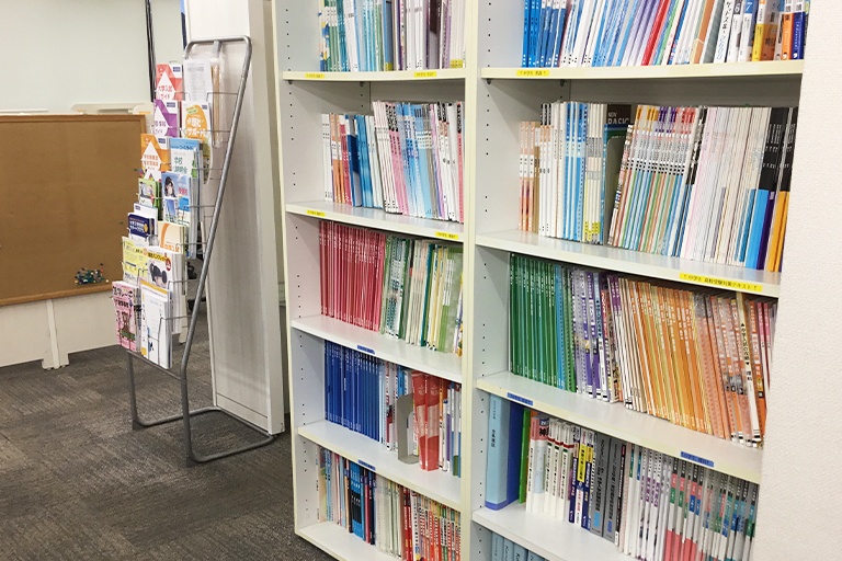 充実の学習環境:対応テキストは十分な種類・量を準備。お子さまの課題や目標に合わせて対応しています。