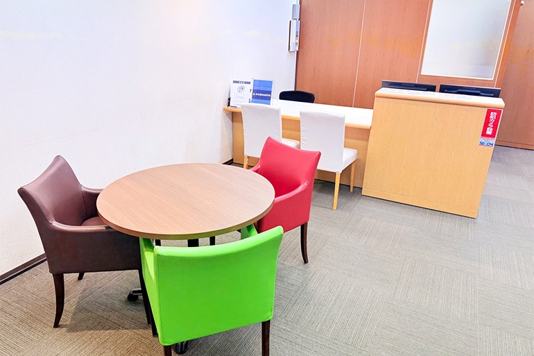 充実の学習環境:明るく清潔なエントランス。小さなことでもお気軽にご質問・ご相談ください。