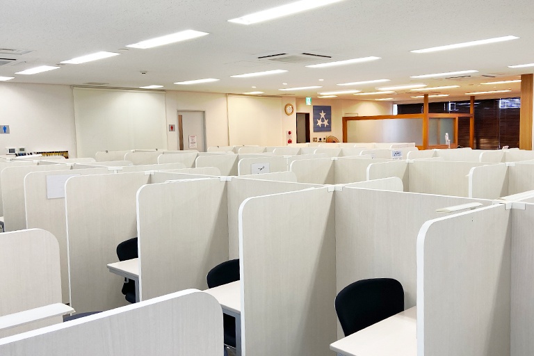 充実の学習環境:パーテーションで1人ずつ区切られているので、自分の勉強に集中できます。