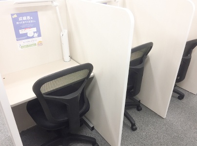 充実の学習環境:自習スペースは1人ひとり区切られた設計。しっかりと自分の勉強に集中できます!