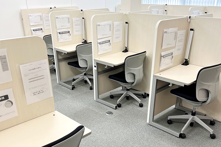 充実の学習環境:自習スペースは1人ひとり区切られた設計。しっかりと自分の勉強に集中できます!