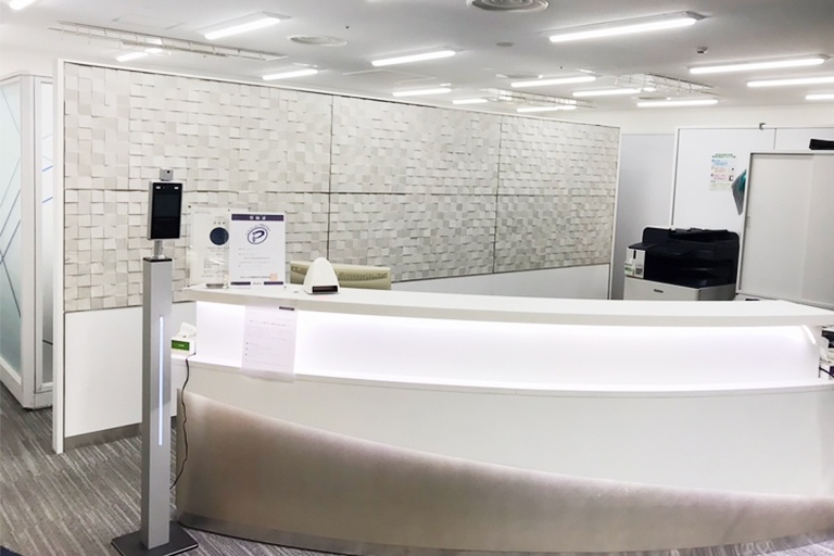 充実の学習環境:教室で何かわからないことがあれば、受付カウンターまでお気軽にご相談ください。