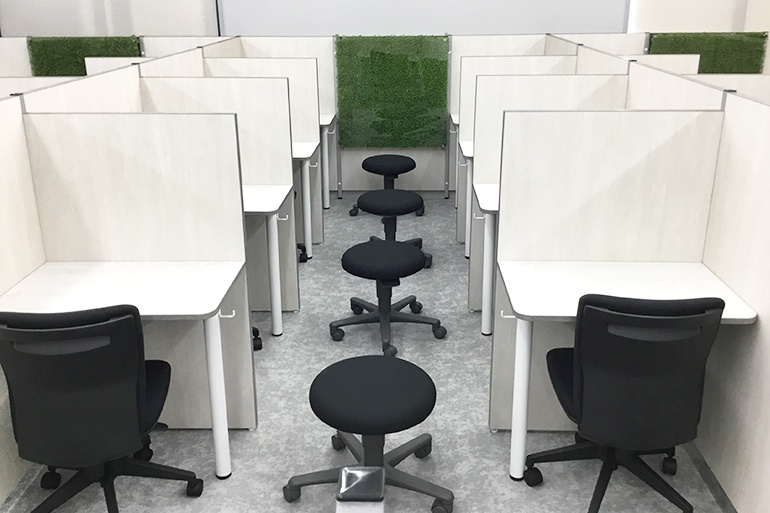 充実の学習環境:授業は先生1名につき生徒2名までの個別指導。きめ細かな指導で着実に力を伸ばします。