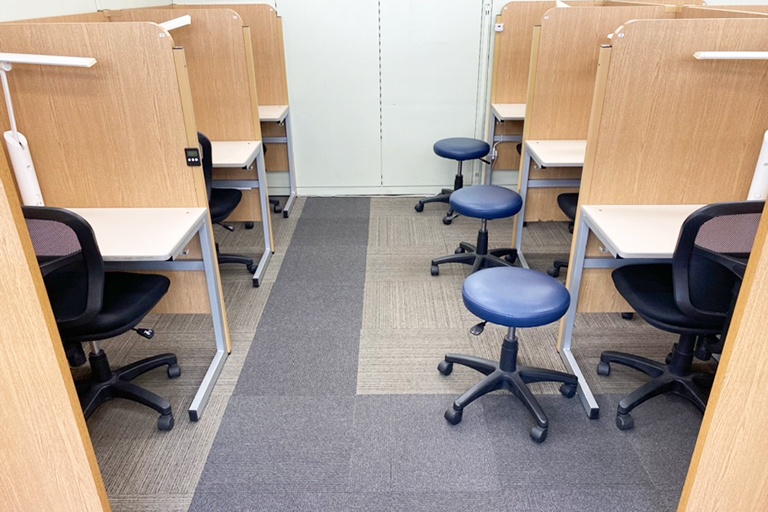 充実の学習環境:集中しやすいようパーテーションで区切られた授業ブース。