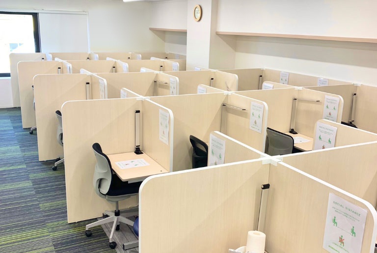 充実の学習環境:個別指導ブース。演習中も講師がいつも隣にいて、質問がしやすい環境です。