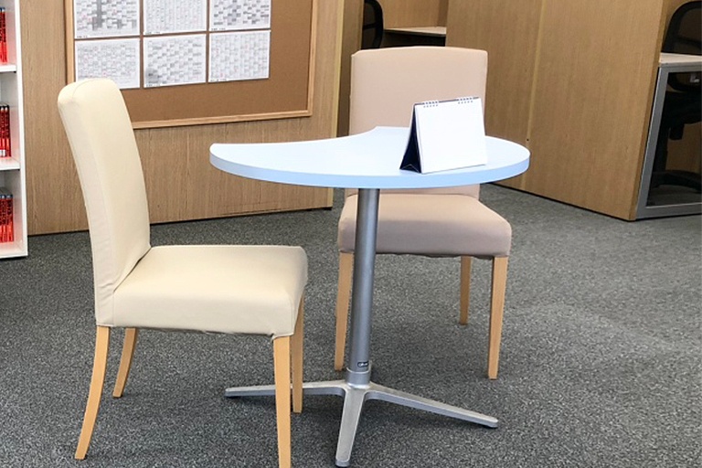 充実の学習環境:オープンな環境のフリースペース。お気軽にご質問・ご相談などをしていただけます。