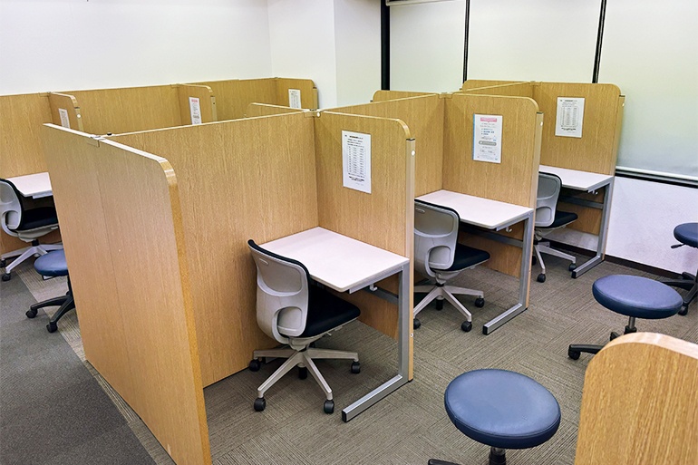 充実の学習環境:授業は先生1名につき生徒2名までの個別指導。きめ細かな指導で着実に力を伸ばします。