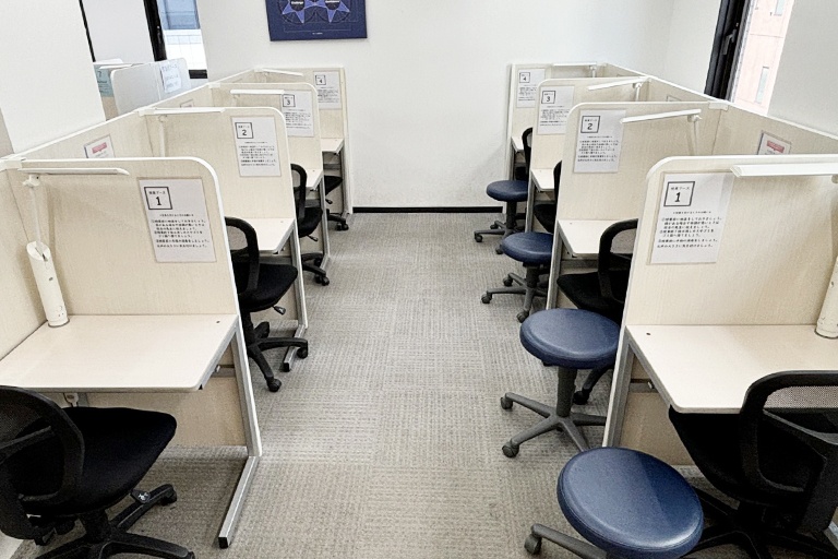 充実の学習環境:パーテーションで1人ずつ区切られているので、自分の勉強に集中できます。
