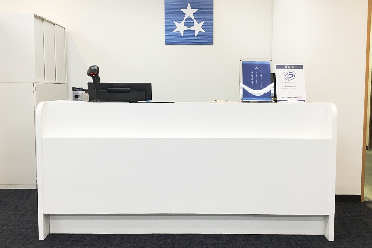 充実の学習環境:開放的な受付カウンター。ご質問・ご相談など、どんな小さなことでもお気軽にお声かけください。