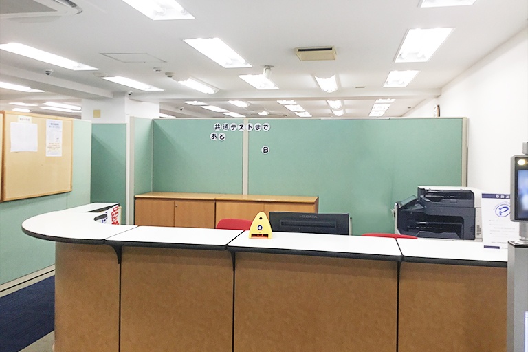 充実の学習環境:教室で何かわからないことがあれば、受付カウンターまでお気軽にご相談ください。