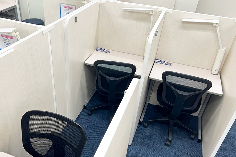 充実の学習環境:自習スペースは1人ひとり区切られた設計。しっかりと自分の勉強に集中できます!