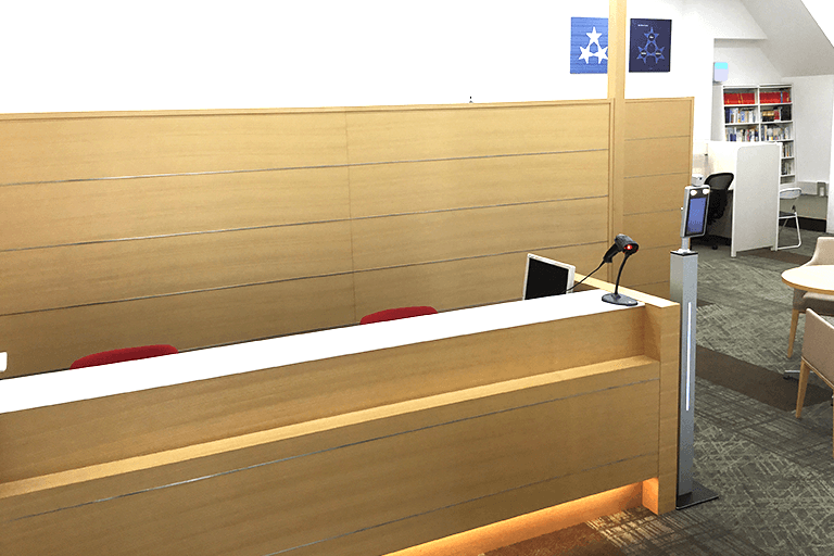 充実の学習環境:教室で何かわからないことがあれば、受付カウンターまでお気軽にご相談ください。