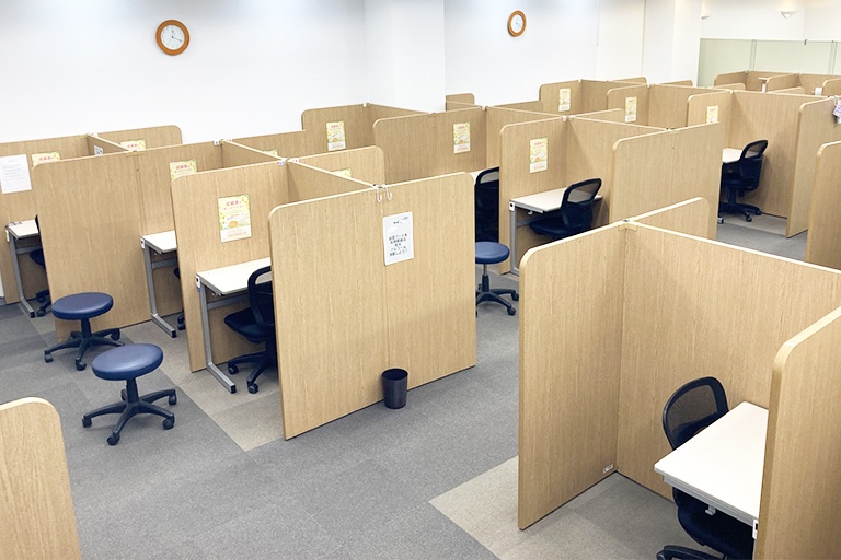 充実の学習環境:個別指導ブース。演習中も講師がいつも隣にいて、質問がしやすい環境です。