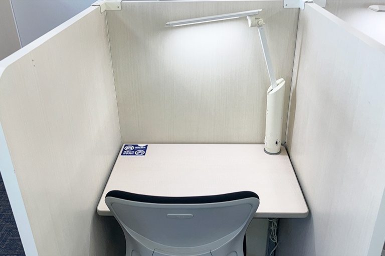 充実の学習環境:自習スペースは1人ひとり区切られた設計。しっかりと自分の勉強に集中できます!