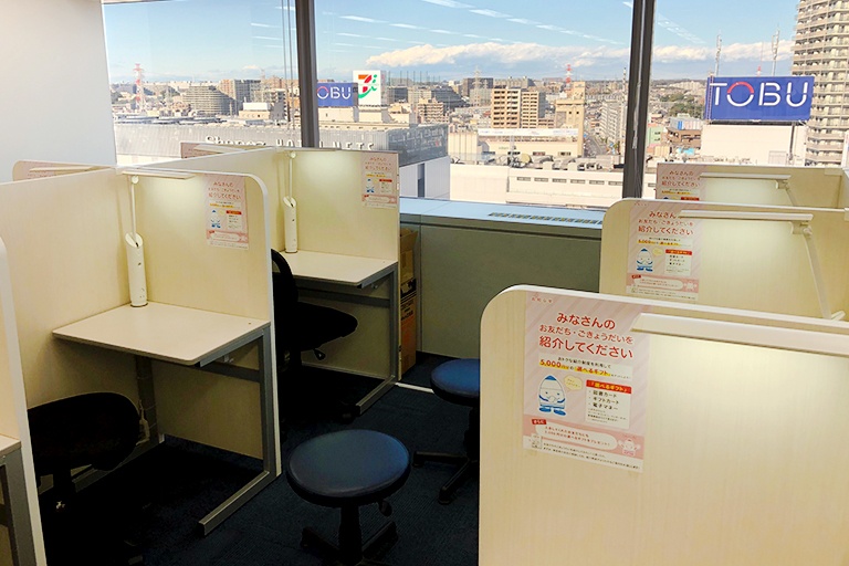 充実の学習環境:10階の静かな個別指導ブース。演習中も講師がいつも隣にいて、質問がしやすい環境です。