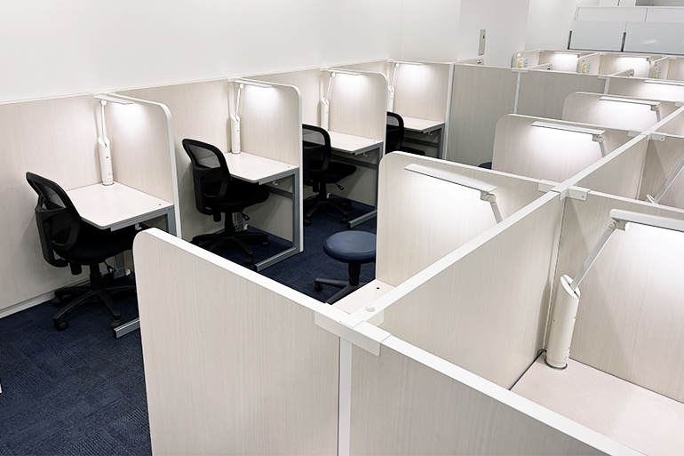 充実の学習環境:パーテーションで1人ずつ区切られているので、自分の勉強に集中できます。