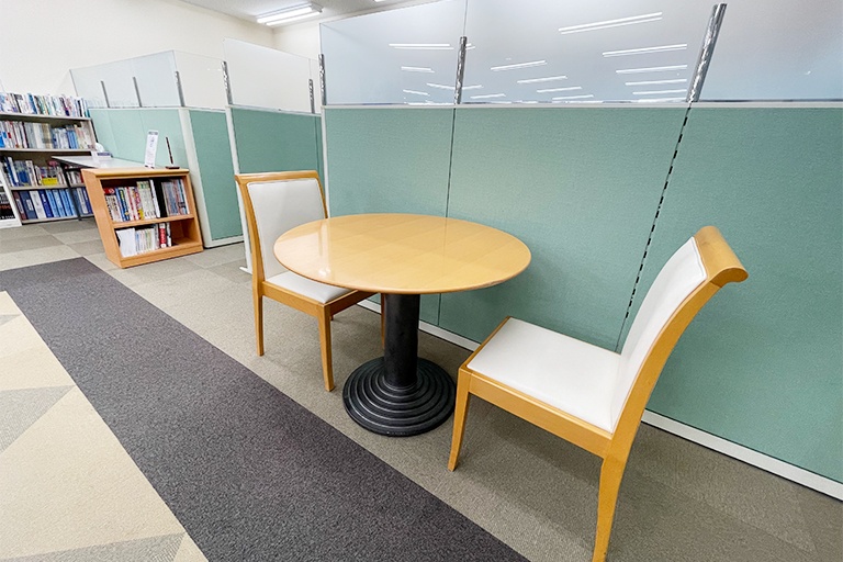 充実の学習環境:ちょっとした相談・質問をしやすいオープンスペース。