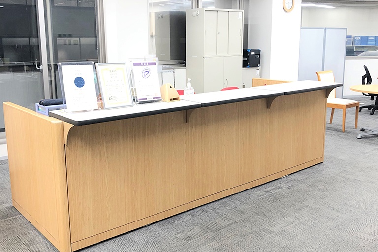 充実の学習環境:教室で何かわからないことがあれば、受付カウンターまでお気軽にご相談ください。