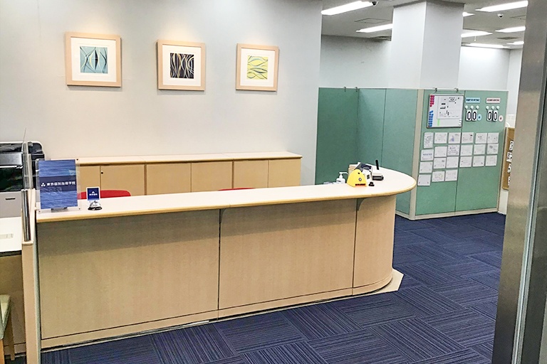 充実の学習環境:開放的な受付カウンター。ご質問・ご相談など、どんな小さなことでもお気軽にお声かけください。