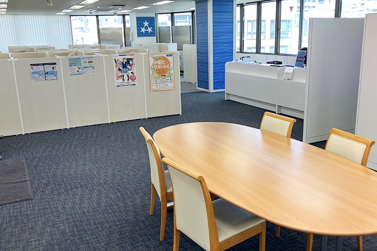 充実の学習環境:開放的なエントランス。オープンスペースでの質問対応も受け付けています!