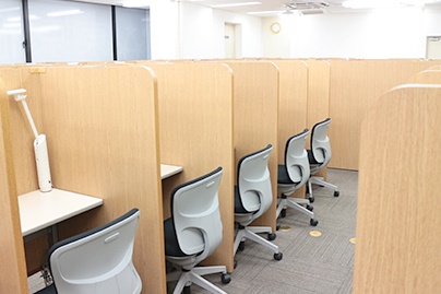 充実の学習環境:自習席は開校時いつでも利用可能です。