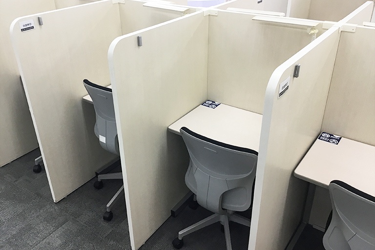 充実の学習環境:パーソナルに区切られた自習席。集中しやすいとご好評いただいています。