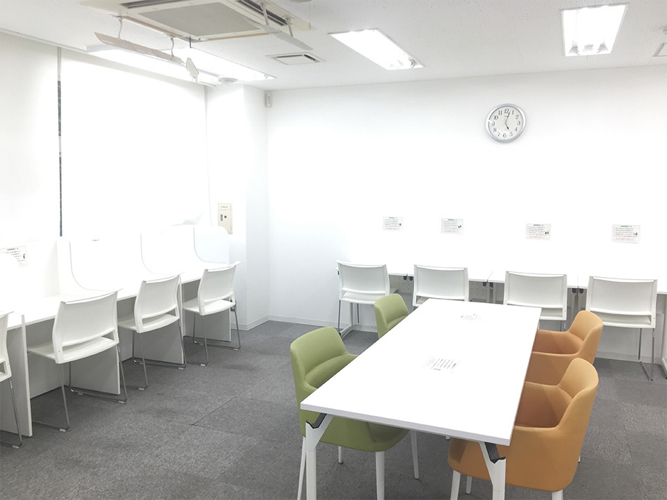充実の学習環境:自習席。仕切りがある自習室で学習に集中しやすい環境です。自習席も、座席もたっぷり確保しております。