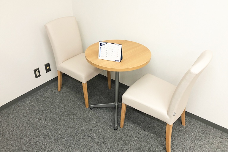 充実の学習環境:オープンな環境のフリースペース。お気軽にご質問・ご相談などをしていただけます。